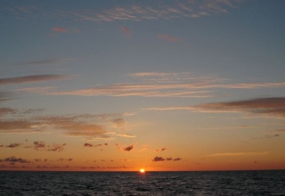 Sonnenuntergang im offenen Meer 